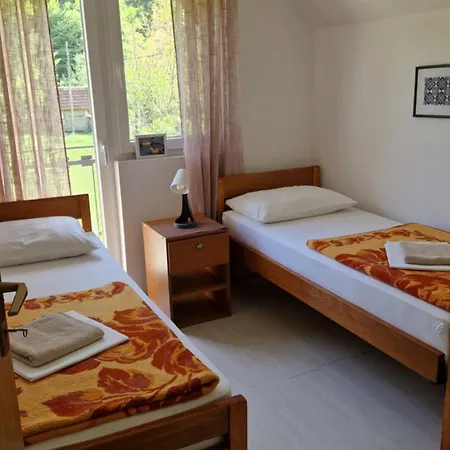 Domacinstvo Ubovic Дом отдыха *